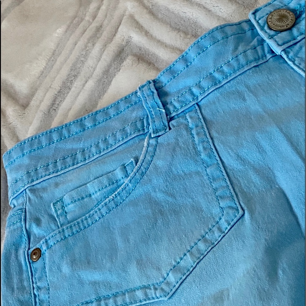 L. E. I BRIGHT BABY BLUE LOWRISE JEAN SHORT !!